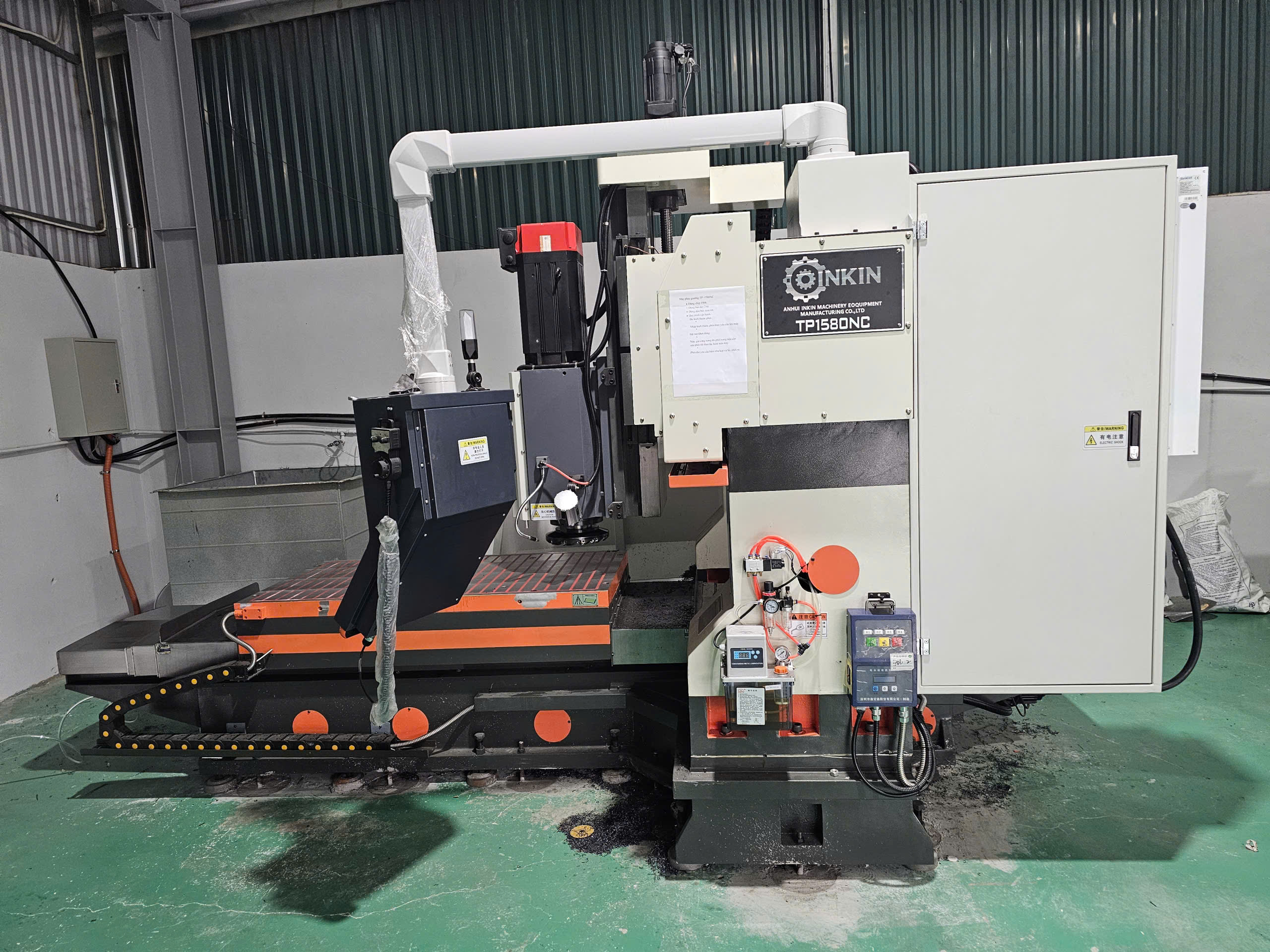 Kỹ thuật viên H2C đang vận hành máy CNC